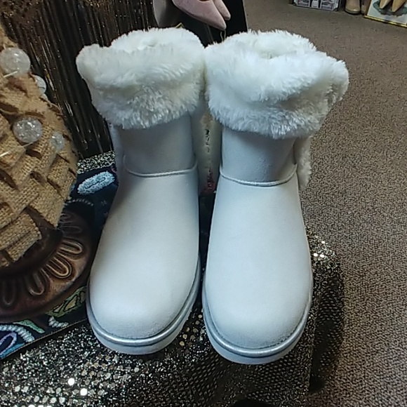 BEAUTIFUL SNOW BOOTS - Picture 2 of 6